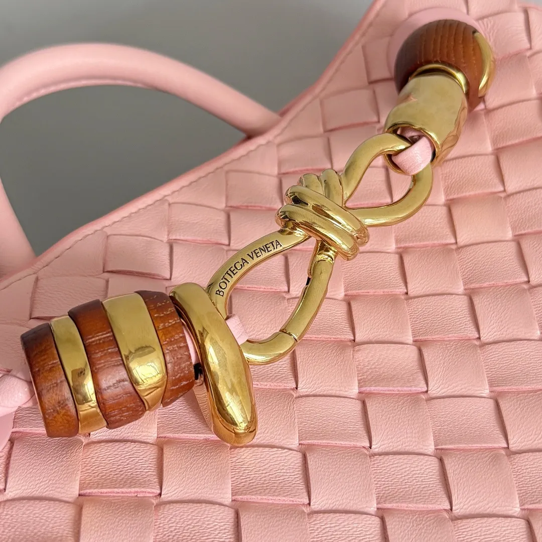 The new Andiamo batch of 3060 BV is shipped‼ ️The classic intercciato weaving process is used to create a soft bag, the metal knot is made of micro-cast aluminum using jewelry technology🪢, and the decorative beads are made of metal and hand-polished oak, allowing you to jump repeatedly between elegance and fun💃, making it unpredictable. Classic and versatile, it shows off your temperament, and the bag has a large capacity, making it very convenient for daily commuting! It has a variety of carrying methods, the shoulder straps can be adjusted by yourself, the original lambskin feels soft and delicate, and the unisex style breaks gender boundaries and brings a more practical and long-lasting use experience. The Andiamo, which has both elegant and casual styles, perfectly interprets the "fashionable old money style". Style number: 743568+wood hardware Color: rose pink Size: 25*22*10.5cm